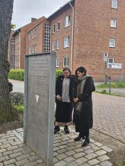 Kelly Laubinger über die Holocaustmahnmalschändungen in Schleswig-Holstein - "Auf dem Mahnmal stehen Namen meiner Familienmitglieder"